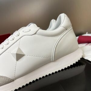 STUD AROUND LOW-TOP CALFSKIN AND NAPPA LEATHER SNEAKER - VLS004