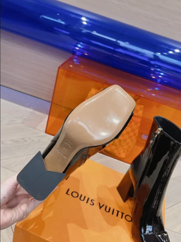 LOUIS VUITTON SHAKE ANKLE BOOT - WLS019
