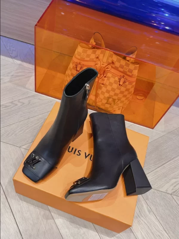 LOUIS VUITTON SHAKE ANKLE BOOT - WLS020