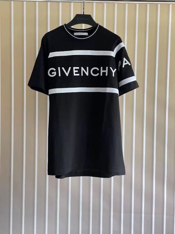 Givenchy T-shirt - GVS45