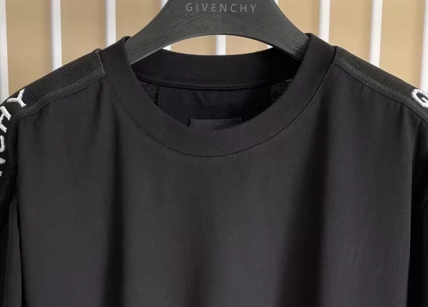 Givenchy T-shirt - GVS46