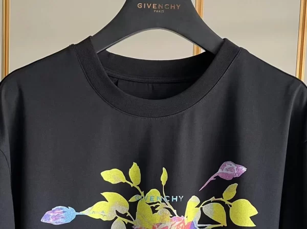 Givenchy T-shirt - GVS72